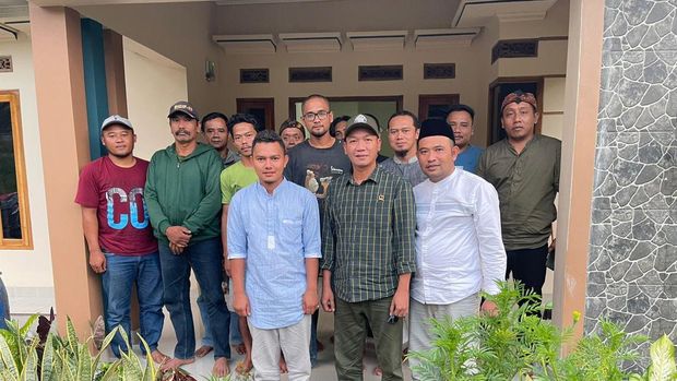 Hasim Adnan (kemena hijau lengan panjang) bersama para petani.