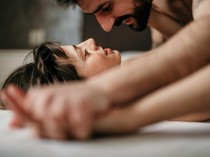 6 Trik Foreplay Sebelum Bercinta, Bikin Suasana Ranjang Makin Intim