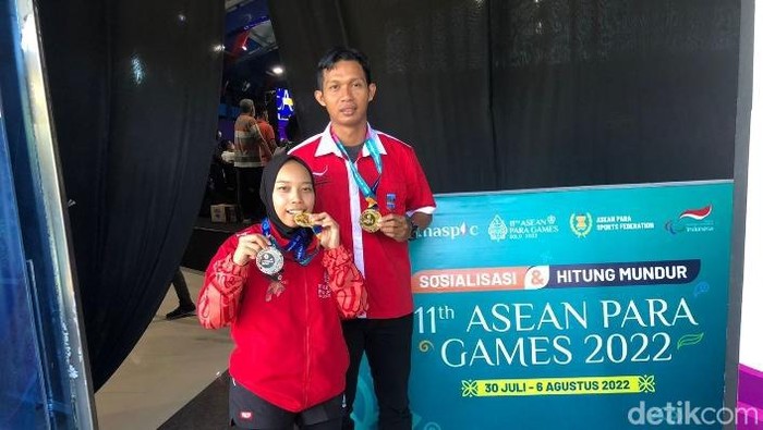 Imas Yanuar usai meraih medali.