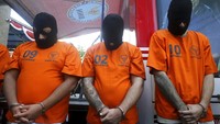 Deretan tersangka dijejer saat konfrensi pres. Ketiga WNA jaringan internasional tersebut berinisial CHR asal Inggris, PED dari Brazil dan JO warga negara Meksiko. 90 persen pasokan kokain yang berada di wilayah Desa Canggu dan Kelurahan Seminyak dari ketiga WNA tersebut.