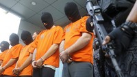 Tersangka dihadirkan dengan pengawalan ketat petugas. Ketiga bule itu memasok kokain untuk wilayah Desa Canggu dan Seminyak, Kabupaten Badung.