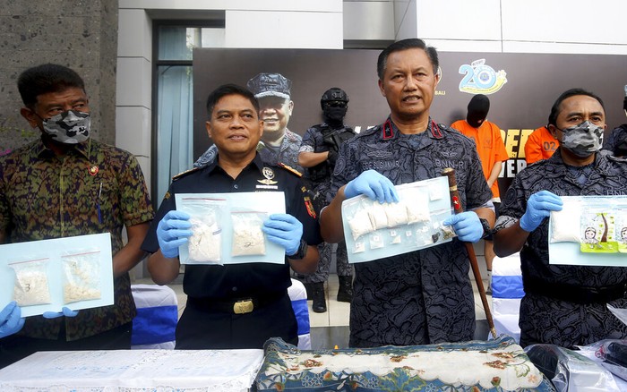 Indonesia Drug Arrest National narcotic agency officers show evidence during a news conference in Bali, Indonesia on Friday, Aug. 5, 2022. Authorities in Indonesia arrested three foreigners, for distributing cocaine on the Indonesian resort island of Bali at the end of July. From the three suspects that are identified as British, Brazilian and Mexican, the officers from the National Narcotics Agency seized 844.59 gram (1.86 pounds) of cocaine with other drugs, including MDMA and marijuana. (AP Photo/Firdia Lisnawati)