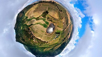 Lanjut, ada sebuah panorama kebun anggur di Afrika Selatan.
