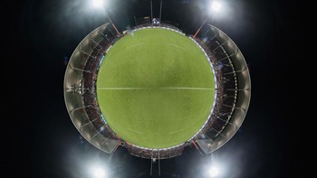 Berikutnya, ada panorama dari Stadion Orangetheory di Selandia Baru. Hasilnya keren banget.