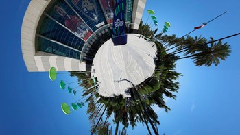 Lalu, ada panorama dari tampilan depan FLA Live Arena di Florida, Amerika Serikat. Komposisi yang dihasilnya terlihat sangat pas.