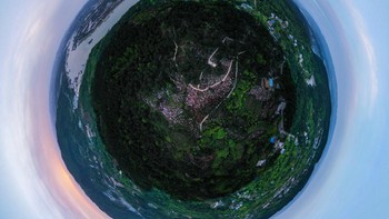 Pertama, ada panorama 360 derajat dari ladang bunga azalea di Desa Fangniu, Chongqing, China.