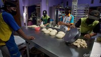 Ismiyanti namanya. Ia memilih memulai usaha roti bekatul Super Roti di Semarang, Jawa Tengah. Bahkan, Roti bekatul Super Roti itu kini menjadi penopang perekonomian keluarganya hingga kini.