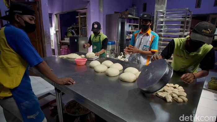 Ini Rumah Produksi Super Roti, Ada yang Berbahan Baku Bekatul Rumah produksi Super Roti juga mengolah panganan yang berbahan dasar Bekatul. Usaha yang dijalani sejak 2011 silam itu pun kini terbilang sukses.