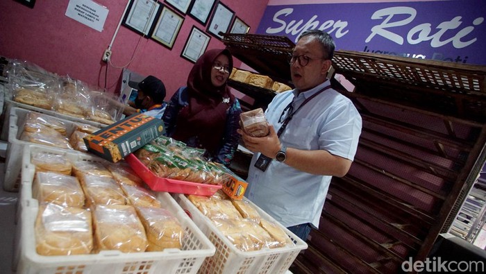 Ini Rumah Produksi Super Roti, Ada yang Berbahan Baku Bekatul Rumah produksi Super Roti juga mengolah panganan yang berbahan dasar Bekatul. Usaha yang dijalani sejak 2011 silam itu pun kini terbilang sukses.