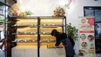 Salah seorang staf menata produk roti di salah satu rak pajang Onty Cake di Pekalongan. Onty Cake ini juga merupakan salah satu UMKM Tangguh Rumah BUMN Telkom terpilih dan telah membuka cabang dan memproduksi beragam produk bakery, cake, pasta dan cookies.