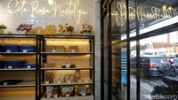 Berada di Kantor Telkom Pekalongan, Rumah BUMN ini menyediakan ruang kreatif bagi para milenial yang ada di sekitar agar bisa berkumpul selayaknya para milenial yang kreatif dan juga mau berusaha menjadi pengusaha muda.