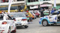 Direktur Utama PT Toba Pulp Lestari Tbk. atau TPL Venkatesh Warlu Cheruku (ketiga kiri) didampingi Wakil Gubernur Sumatra Utara (Sumut) Musa Rajekshah (kedua kiri) dan Ketua Ikatan Motor Indonesia (IMI) Sumut Harun Mustafa (kiri) mengangkat bendera sebagai tanda Pembukaan Danau Toba Rally 2022.