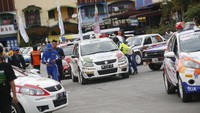 Sejumlah peserta Danau Toba Rally 2022 tengah mengikuti upacara pembukaan di Simalungun, Sumatra Utara, Jumat (5/8/2022).