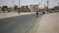 Jalanan relatif sepi saar terekam kamera di salah satu sudut Ibu Kota Baghdad, Kamis (4/8/2022). Krisis politik panjang tidak pernah lepas dari Irak, setelah penggulingan Saddam Hussein, 2003.