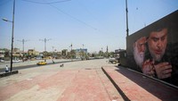 Poster bergambar Muqtada al-Sadr (kanan) dan ayahnya Mohammed Sadiq al-Sadr terlihat di Ibu Kota Baghdad, Kamis (4/8/2022). Sudah hampir 10 bulan Irak mengalami kebuntuan politik. Parleman belum berhasil memilih perdana menteri pascapemilu, Oktober 2021.