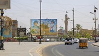 Baliho bergambar pemimpin kharismatik Syiah, Mohammed Sadiq al-Sadr (kanan) dan Mohammed Baqir al-Sadr terlihat di Ibu Kota Baghdad, Kamis (4/8/2022). Pascakejatuhan Saddam Hussein, Irak dikuasai kelompok Syiah. Sayangnya, pasca pemilu Oktober 2021, kelompok Syiah terpecah dalam dua kubu yang pro AS dan pro Iran. Perpecahan itu memicu kebuntuan politik.