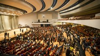 Para pengikut ulama Syiah, Muqtada al-Sadr masih menduduki gedung parlemen di Baghdad, Irak, Kamis (4/8/) malam. Aksi massa menguasai gedung parlemen ini sudah berlangsung sejak beberapa hari terakhir.