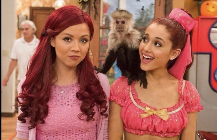 Jannette McCurdy bersama Ariana Grande.