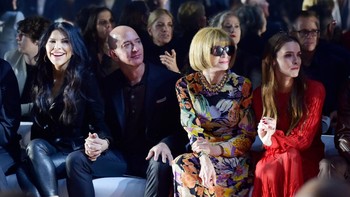 Menghadiri peragaan busana elit. Foto: Getty Images