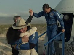 Gaya Pacaran Orang Terkaya Kedua Dunia, Bucin Banget