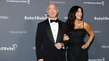 Tahun 2018, Bezos ketahuan selingkuh dengan Sanchez. Namun seiring rampungnya proses perceraian, mereka sudah move on dan melanjutkan kehidupan masing-masing. Bezos sudah lama terang-terangan menjalin hubungan dengan Sanchez. Foto: Instagram Foto: Getty Images