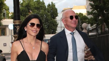 Jeff Bezos dan Lauren Sanchez tampak mesra dalam berbagai macam kesempatan. Foto: Getty Images