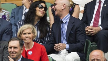 Momen Jeff Bezos dan Lauren menonton sebuah acara resmi. Foto: Getty Images