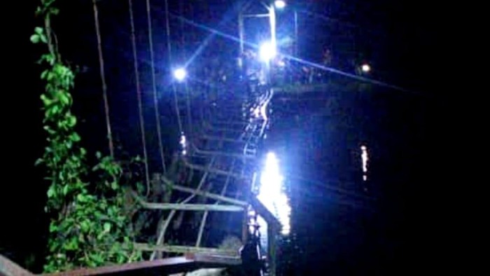 Jembatan gantung di Bone putus menyebabkan rombongan pengantar orang sakit jatuh ke sungai.