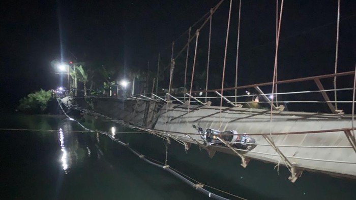 Jembatan gantung di Kajuara, Bone putus saat rombongan warga pengantar pasien melintas. (dok Istimewa)