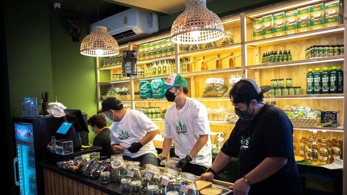 Kafe ganja di Bangkok