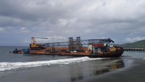 Kapal tongkang dan tugboat yang tak kunjung dievakuasi setelah terdampar di perairan Tanah Ampo, Karangasem, sejak 11 Juli 2022 lalu.