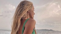 Katrine Friis sering menjadi model untuk brand bikini. Foto: Instagram Katrine Friis