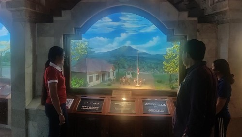 Kepala UPTD Monumen Perjuangan Rakyat Bali, I Made Artana Yasa dan salah satu pemandu ketika menunjukkan diorama no 25 Menyebarluaskan Berita Proklamasi 1945 pada Jumat (5/8/2022) di Jalan Raya Puputan No 142 Denpasar, Bali