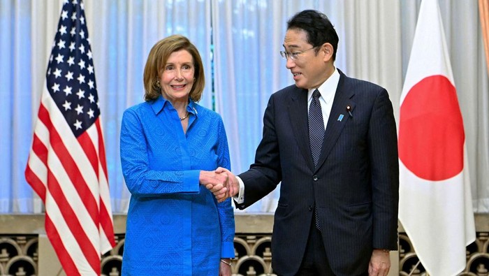 U.S. House of Representatives Speaker Nancy Pelosi shakes hands with Japans Prime Minister Fumio Kishida before their breakfast meeting at Kishidas residence in Tokyo, Japan August 5, 2022, in this photo released by Kyodo. Mandatory credit Kyodo via REUTERS