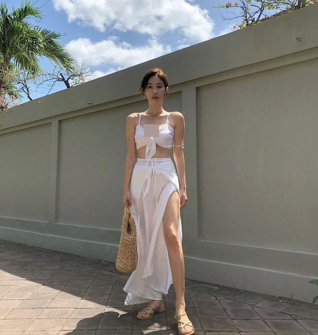 Rahasia lain dari betis indahnya adalah relaks. Ketika menggunakan eskalator, bagian tersebut kadang menegang karenanya ia menyarankan agar dibuat santai. Selain itu, ia tentu berolahraga dan menjaga pola makan. Kim Bo Ra mengaku sering mengkonsumsi makan whole grain.Foto: Instagram @wanna._b