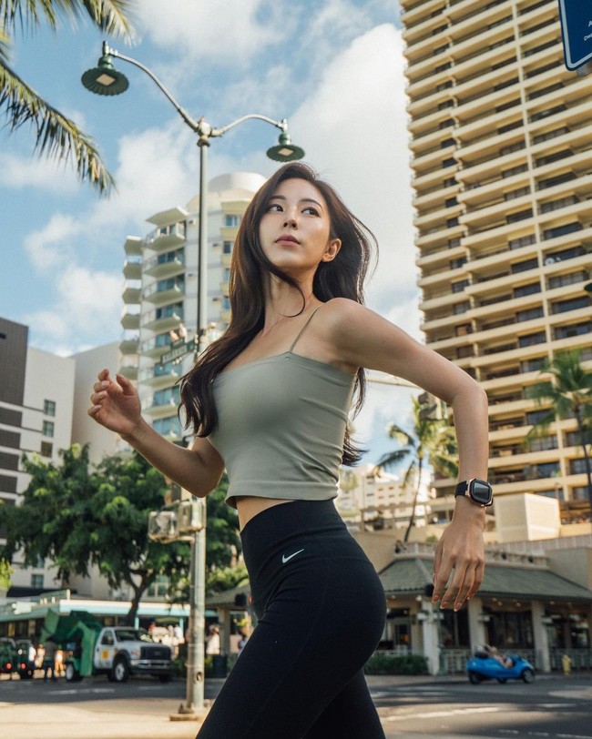 Di acara Morning Wide Part 3 di SBS, wanita itu mengungkap rahasi tubUh indahnya. Ternyata bukan karena olahraga atau perawatan, ia mengaku salah satu tekniknya adalah dengan berpostur tegak.Foto: Instagram @wanna._b