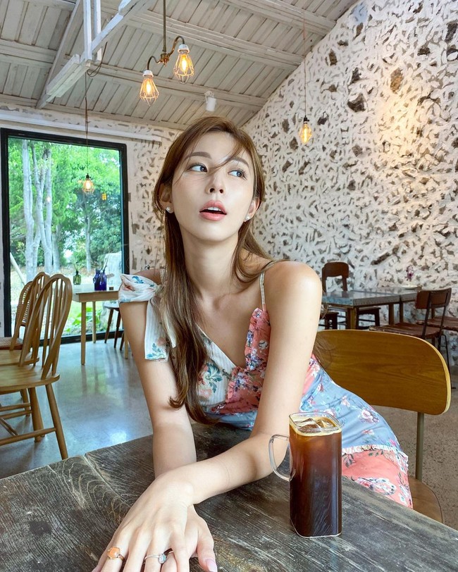 Ia mengaku selalu menempel kaki, mengencangkan perut, dan pundak yang tidak membungkuk ketika berdiri. Menurutnya dengan melakukan itu sudah seperti seperti olahraga.Foto: Instagram @wanna._b