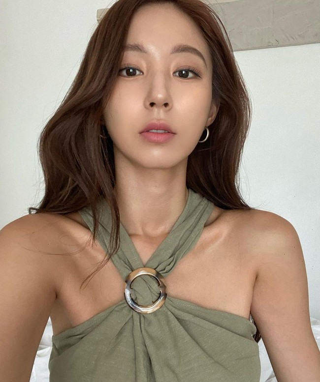 Model Kim Bo Ra dijuluki sebagai model tercantik di dunia. Tak hanya berwajah rupawan, wanita tersebut juga memiliki bentuk tubuh yang indah bahkan disebut bak CG atau buatan komputer. Foto: Instagram @wanna._b