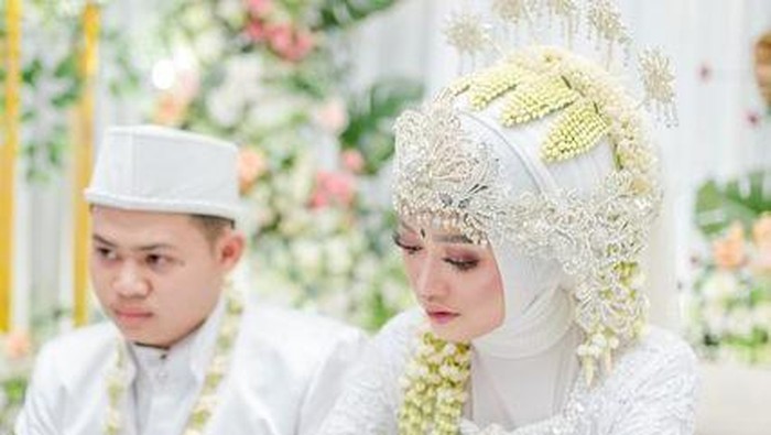 Kisah wanita cinlok saat menjalani KKN dan menikah dengan anak Kepala Desa.