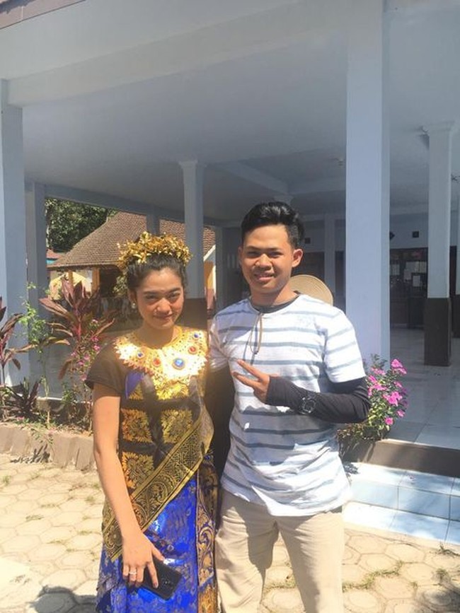 Kisah mahasiswi yang cinlok saat KKN dengan anak Kades ini viral lewat unggahan Alma Alfarini di akun TikToknya @almaalfarinny. Dalam videonya dia mengaku cinlok dengan anak Kepala Desa saat tengah KKN. Dia pun memperlihatkan momen saat awal mula KKN, foto bersama anak Kepala Desa dan memperoleh restu dari istri Kepala Desa. “KKN cinlok satu kelompok KKN cinlok sama anak pak Kades direstui ibu kades, tulis akun TikTok @almaalfarinny. Foto: Dok. TikTok @almaalfarinny.