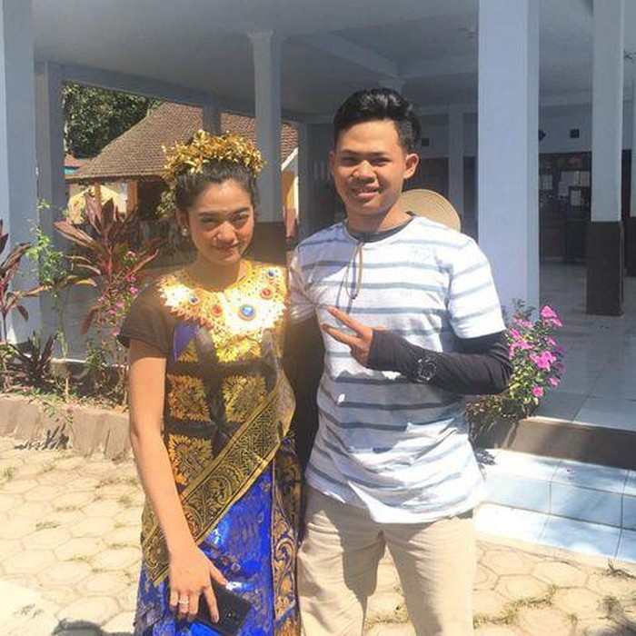 Kisah wanita cinlok saat menjalani KKN dan menikah dengan anak Kepala Desa.