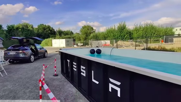 Kolam renang di stasiun pengisian daya tesla