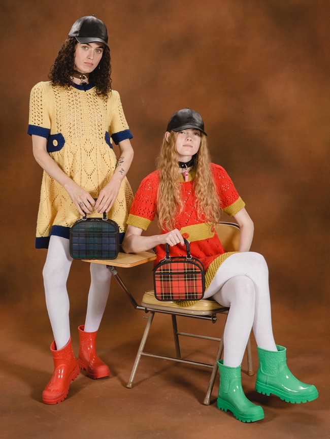 Inilah koleksi Coach musim dingin 2022. Desainer Stuart Vevers menghadirkan koleksi yang mencoba beresonansi dengan audiens lebih muda namun tetap memiliki konsep orisinil milik Coach. Foto: Dok. Coach.