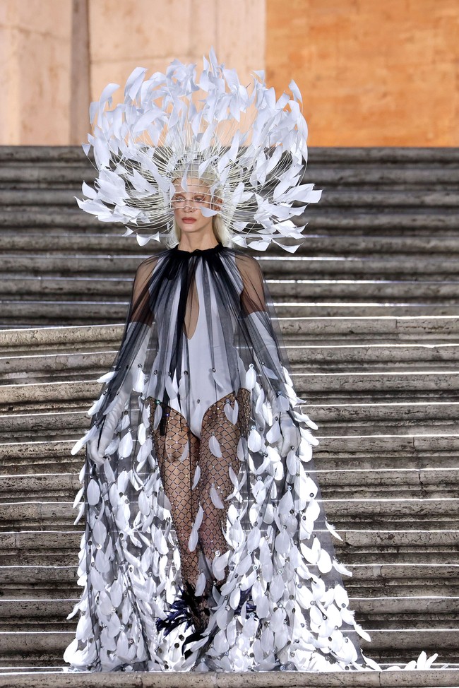 Valentino menampilkan koleksi busana Couture 2022 dalam fashion show yang digelar di Spanish Steps, Roma, Italia. Foto: Franco Origlia/Getty Images.