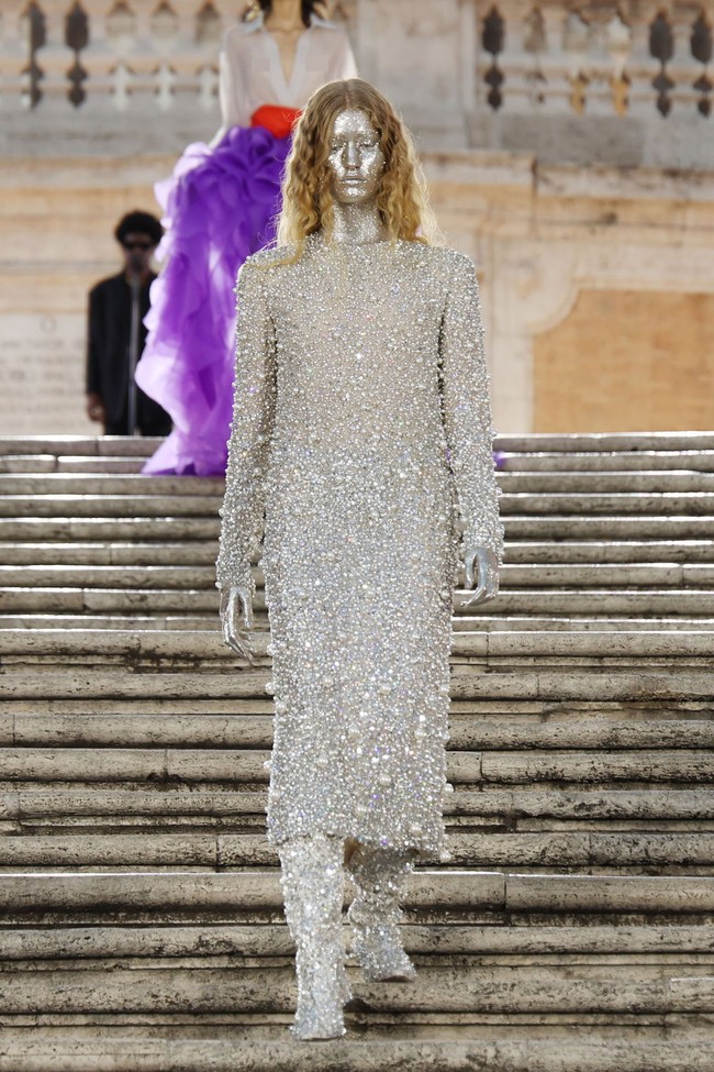 Valentino menampilkan koleksi busana Couture 2022 dalam fashion show yang digelar di Spanish Steps, Roma, Italia. Foto: Franco Origlia/Getty Images.