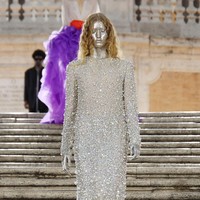 Valentino menampilkan koleksi busana Couture 2022 dalam fashion show yang digelar di Spanish Steps, Roma, Italia. Foto: Franco Origlia/Getty Images.