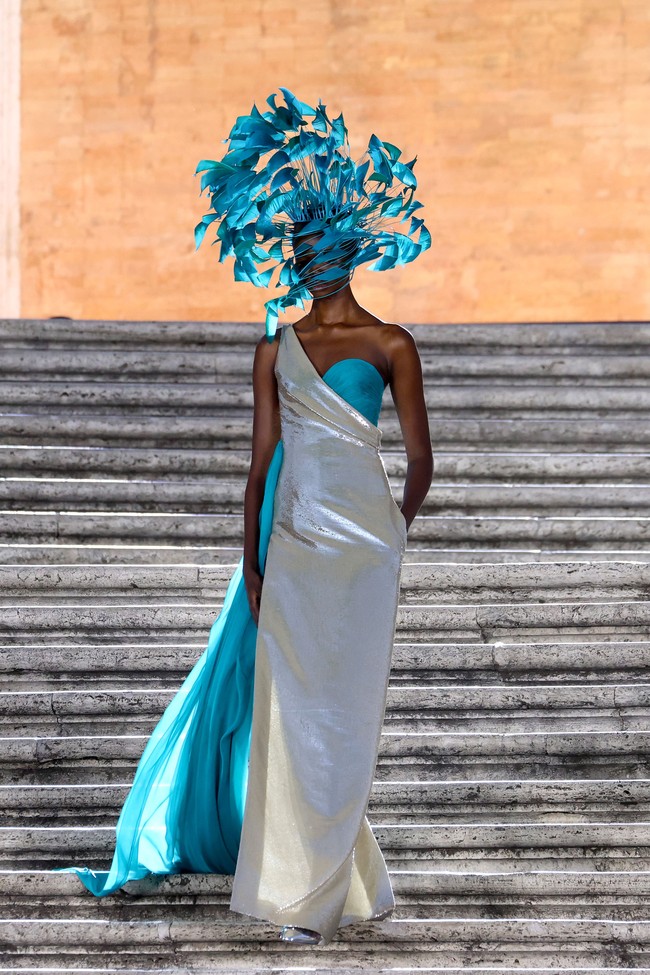Valentino menampilkan koleksi busana Couture 2022 dalam fashion show yang digelar di Spanish Steps, Roma, Italia. Foto: Franco Origlia/Getty Images.