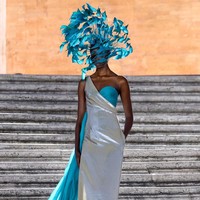 Valentino menampilkan koleksi busana Couture 2022 dalam fashion show yang digelar di Spanish Steps, Roma, Italia. Foto: Franco Origlia/Getty Images.