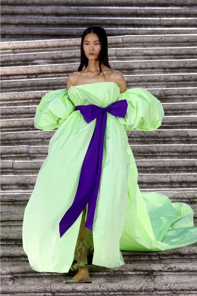 Valentino menampilkan koleksi busana Couture 2022 dalam fashion show yang digelar di Spanish Steps, Roma, Italia. Foto: Franco Origlia/Getty Images.