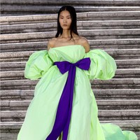 Valentino menampilkan koleksi busana Couture 2022 dalam fashion show yang digelar di Spanish Steps, Roma, Italia. Foto: Franco Origlia/Getty Images.